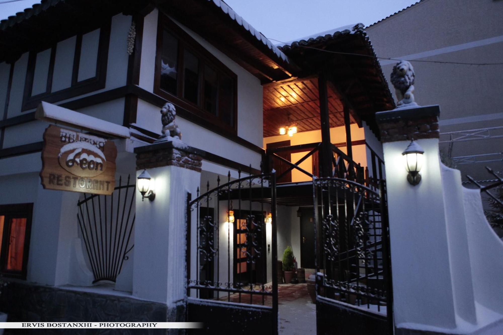 Guest House Bujtina Leon Корча Экстерьер фото