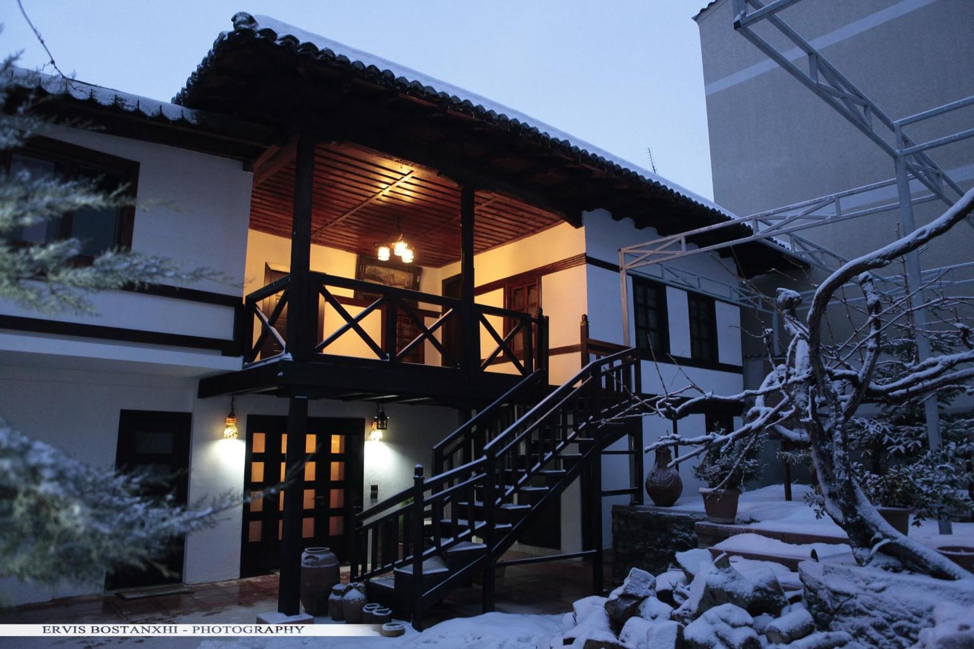 Guest House Bujtina Leon Корча Экстерьер фото