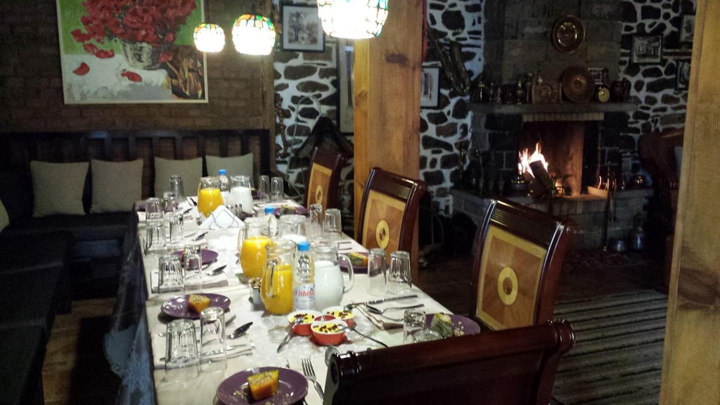 Guest House Bujtina Leon Корча Экстерьер фото