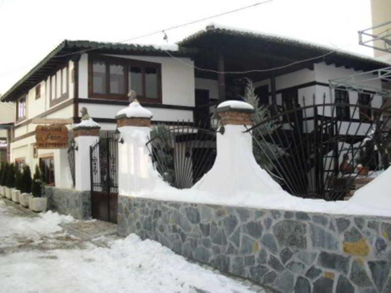 Guest House Bujtina Leon Корча Экстерьер фото